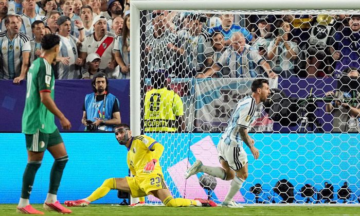 Phút 60, đội trưởng Argentina dễ dàng đá bồi nâng tỷ số lên 2-0 sau khi thủ môn Algeria không thể bắt dính cú sút của Alexis Mac Allister. (Ảnh: Reuters)