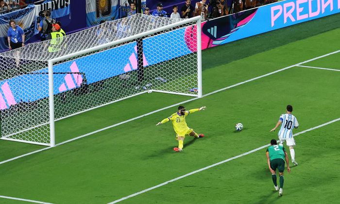 Khoảnh khắc Messi ghi bàn thứ 15 ở World Cup, đuổi kịp thành tích của Ronaldo Nazario (Brazil). (Ảnh: Reuters)