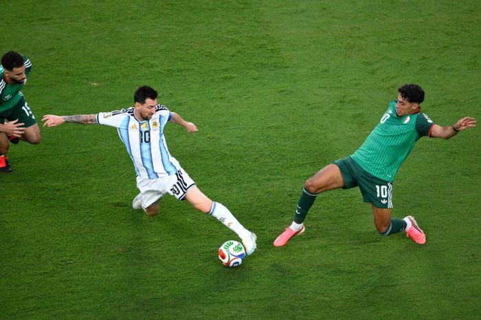 Messi ở tuổi 38 khiến người hâm mộ bất ngờ khi liên tục tranh chấp, nhiều pha bóng chơi quyết liệt. (Ảnh: Reuters)