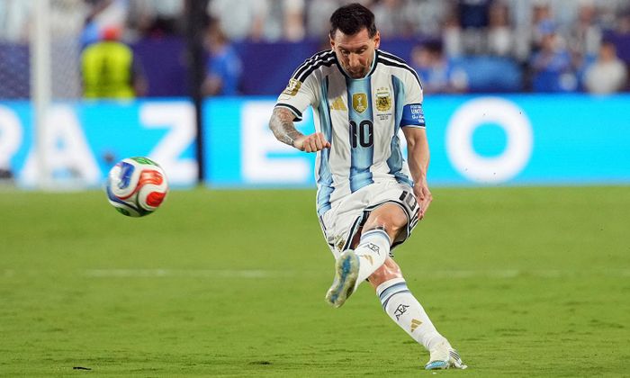 Messi ghi bàn đầu tiên ở phút 18. Nhận đường chuyền của Rodrigo De Paul, anh dẫn bóng đến sát vòng cấm rồi tung cú sút xa hiểm hóc đánh bại thủ môn Luca Zidane. Messi có bàn thắng thứ 14 ở các kỳ World Cup. (Ảnh: Reuters)