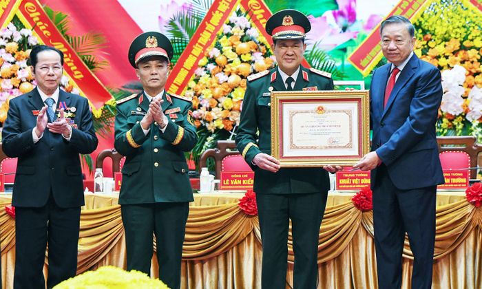 Tổng Bí thư, Chủ tịch nước Tô Lâm trao Huân chương Hồ Chí Minh cho Hội cựu chiến binh Việt Nam. (Ảnh: Lâm Hiển)