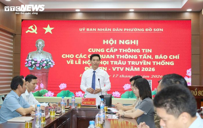 Ông Phạm Hoàng Tuấn, Phó Chủ tịch UBND phường Đồ Sơn thông tin tại buổi họp báo.