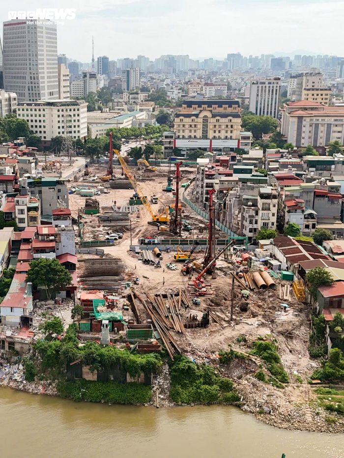 Cùng với công tác thi công, việc giải phóng mặt bằng phục vụ dự án cũng đạt nhiều kết quả tích cực. Đến nay, hơn 90% diện tích mặt bằng đã được bàn giao cho đơn vị thi công. Tuy nhiên, một số vị trí vẫn còn vướng hệ thống điện 110kV và các công trình ngầm chưa được di dời, có thể ảnh hưởng đến tiến độ ở một số hạng mục.