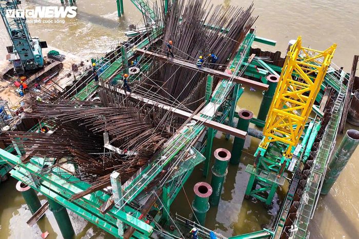 Ghi nhận của PV Báo Điện tử VTC News những ngày giữa tháng 6, không khí thi công diễn ra sôi động trên nhiều hạng mục. 