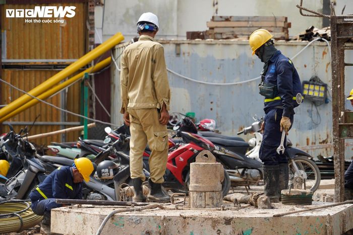 Ông Trần Trọng Huy, Phó Giám đốc Ban Quản lý dự án đầu tư và xây dựng cầu Trần Hưng Đạo, cho biết để bảo đảm tiến độ, các nhà thầu đang tổ chức thi công liên tục 24 giờ mỗi ngày với 3 ca làm việc, 4 kíp công nhân. Theo ông Huy, hạng mục quan trọng nhất trong quá trình xây dựng trụ cầu đã được hoàn thành. Toàn bộ các trụ dưới sông từ TC2 đến TC6 đều đã vượt lũ, đáp ứng yêu cầu kỹ thuật và tiến độ đề ra.
