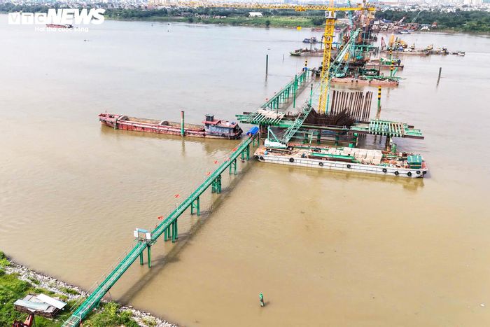 Cầu Trần Hưng Đạo được khởi công ngày 9/10/2025, là một trong những dự án trọng điểm của Hà Nội nhân dịp kỷ niệm 71 năm Ngày Giải phóng Thủ đô. Công trình có tổng mức đầu tư khoảng 15.967 tỷ đồng, chiều dài hơn 4,1km. Trong đó, phần cầu chính vượt sông Hồng dài hơn 800m.