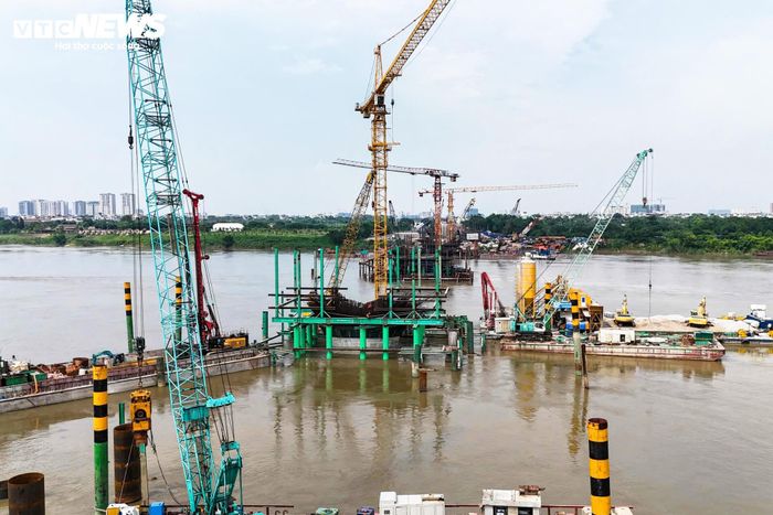 Trên công trường hiện có khoảng 50 thiết bị thi công các loại như máy xúc, cần cẩu và cẩu tháp hoạt động liên tục. Riêng hạng mục khoan cọc nhồi đang được triển khai với 21 mũi khoan. Trong đó có 8 mũi khoan tại khu vực hai đầu tuyến và 13 mũi khoan ở khu vực giữa sông Hồng.