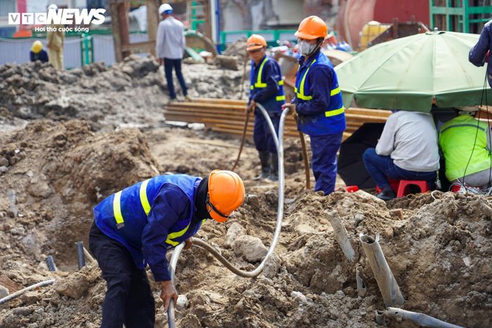 Hàng trăm công nhân cùng nhiều thiết bị cơ giới đang được huy động để đẩy nhanh tiến độ dự án.