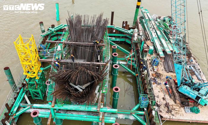 Theo thiết kế, mỗi trụ được đặt trên 20 cọc khoan nhồi có đường kính 2m.