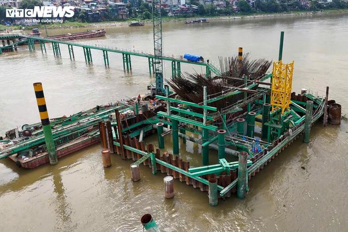 Sau hơn 8 tháng triển khai, các đơn vị đang thi công tập trung xây dựng hệ thống trụ cầu dưới sông. 