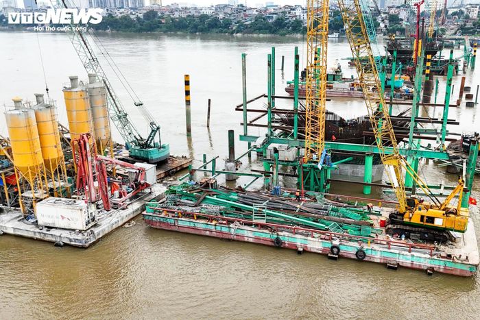 Theo đánh giá của chủ đầu tư, tiến độ thi công cầu chính hiện vẫn được kiểm soát tốt. Việc hoàn thành các hạng mục nền móng quan trọng sẽ tạo điều kiện để nhà thầu triển khai các phần việc tiếp theo, gồm xây dựng thân trụ và lắp đặt kết cấu thép.
