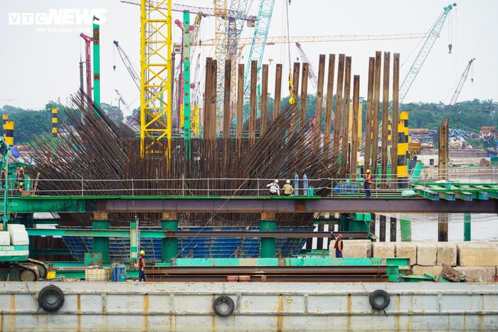 Các cọc được thi công ở độ sâu khoảng 50m tính từ mặt nước nhằm bảo đảm khả năng chịu lực cho toàn bộ công trình.