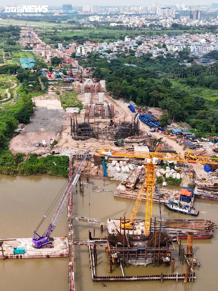 Tại khu vực phía Long Biên, các hạng mục từ trụ TC5 đến nút giao Cổ Linh hiện đã có đầy đủ mặt bằng để triển khai thi công. Theo đơn vị tư vấn giám sát, các phần việc đang được thực hiện đúng kế hoạch, một số hạng mục đạt tiến độ cao hơn dự kiến và hướng tới mục tiêu đưa dự án về đích trong năm 2027. Bên cạnh những kết quả đạt được, quá trình thi công vẫn đối mặt với một số khó khăn như giá nguyên vật liệu tăng, mật độ phương tiện lưu thông lớn quanh khu vực công trường và thời tiết nắng nóng kéo dài.