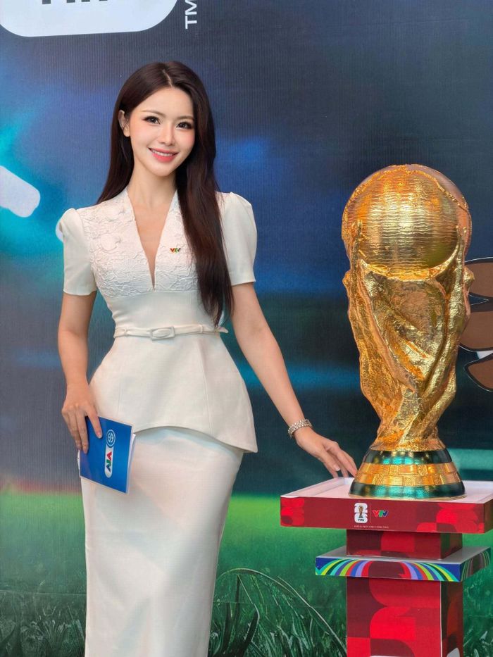Sở hữu chiều cao 1,73 m cùng gương mặt thanh tú, Ngọc Quỳnh được nhiều khán giả biết đến qua các bản tin thể thao trên sóng truyền hình quốc gia.