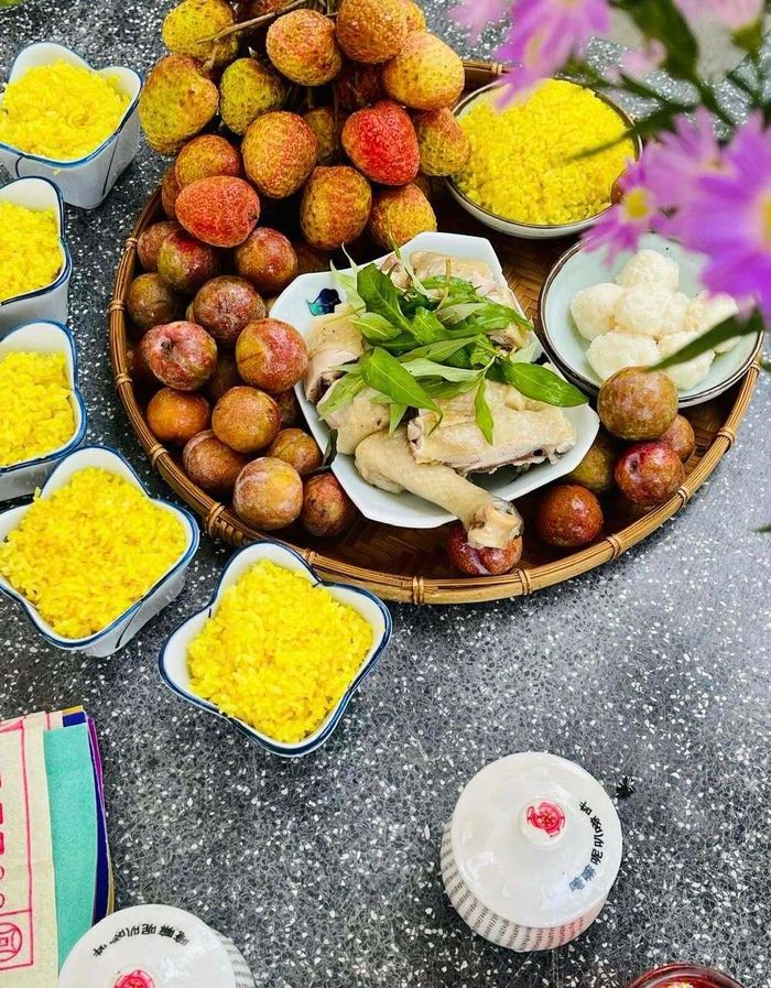 Mâm cúng Tết Đoan ngọ miền Trung không thể thiếu thịt vịt. (Ảnh: Huỳnh Hà Kiều Uyên)