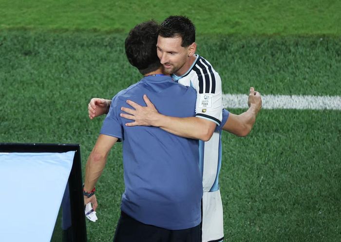 HLV Lionel Scaloni ôm Messi sau khi anh rời sân thay người. (Ảnh: Reuters)