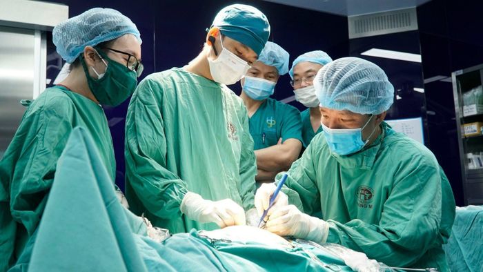 PGS.TS Trần Ngọc Sơn cùng ê kíp phẫu thuật cho bé gái người Australia.