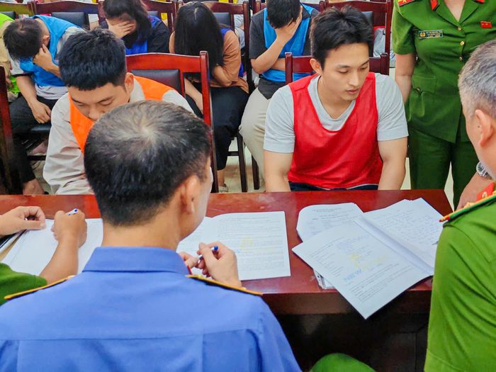 Không chỉ ở Hà Nội, sáng 17/6, Công an TP.HCM cũng đồng loạt khám xét và bắt giữ hàng chục người liên quan đến hoạt động bán các gói sở hữu kỳ nghỉ có dấu hiệu lừa đảo quy mô lớn.