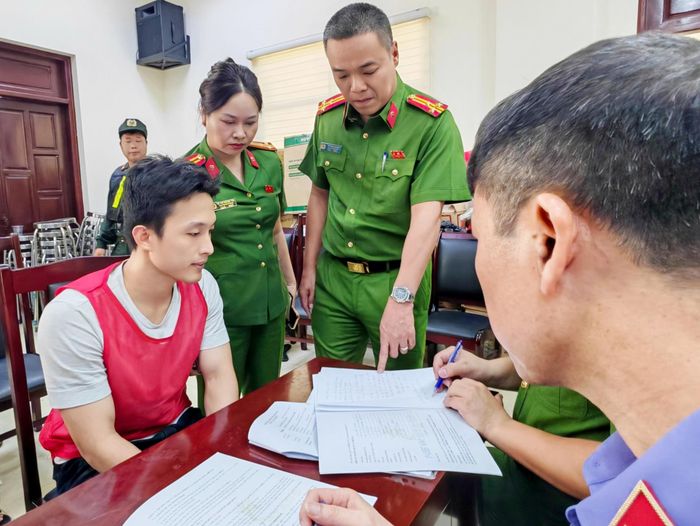 Một số nhóm nghi phạm còn lập cả "hệ sinh thái" gồm nhiều công ty, tạo thành vòng tròn khép kín để tiếp tục lừa đảo người dân.