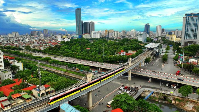 Thành phố Hà Nội tập trung xây dựng hạ tầng xanh, hệ thống giao thông công cộng hiện đại để phát triển Thủ đô theo hướng xanh, thông minh và hiện đại. Ảnh: Công Hùng