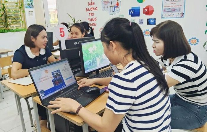 Giáo viên Trường Tiểu học Tòng Bạt (xã Bất Bạt) tham gia chương trình bồi dưỡng nâng cao năng lực số. Ảnh: Hạnh Phương