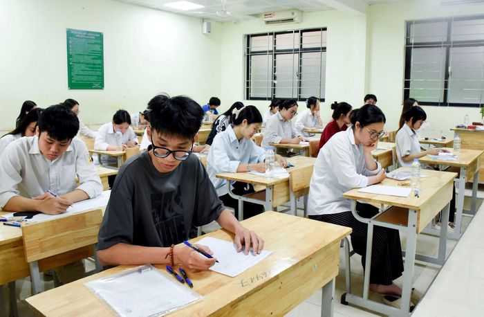Thí sinh dự kỳ thi tốt nghiệp trung học phổ thông năm 2026 tại điểm thi Trường Trung học cơ sở Thái Thịnh (phường Đống Đa). Ảnh: Phạm Thảo