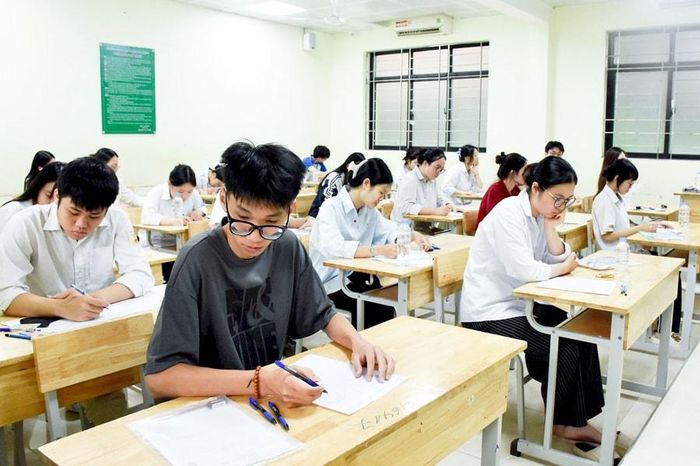 Thí sinh dự kỳ thi tốt nghiệp trung học phổ thông năm 2026 tại điểm thi Trường Trung học cơ sở Thái Thịnh (phường Đống Đa). Ảnh: Phạm Thảo