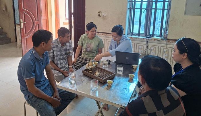 Tổ Hành chính công xung kích xã Thuận An hỗ trợ người dân thực hiện thủ tục hành chính tại nhà. Ảnh: Thu Khuyên