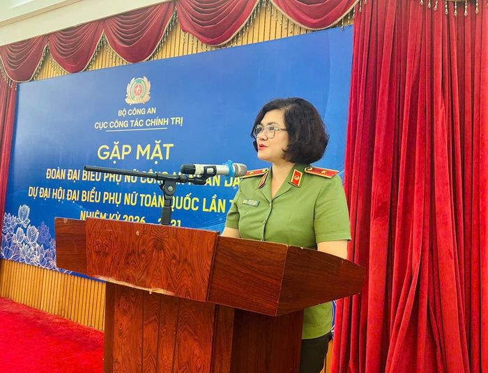 Thiếu tướng Ngô Hoài Thu, Trưởng đoàn đại biểu Phụ nữ Công an nhân dân dự Đại hội Phụ nữ toàn quốc lần thứ XIV phát biểu tại buổi gặp mặt. Ảnh: X03