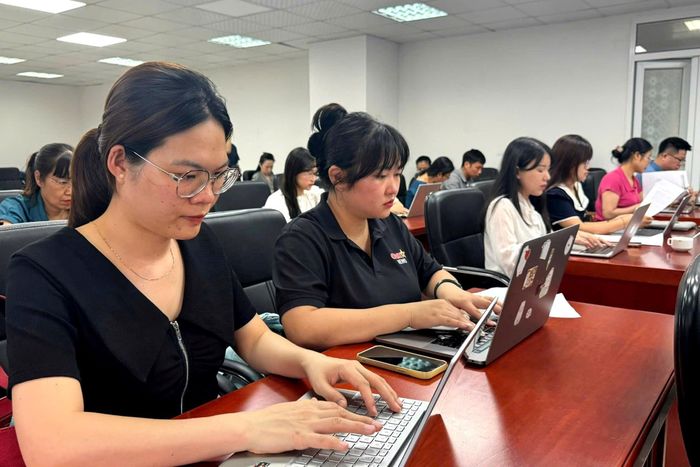 Các nhà báo tác nghiệp tại chương trình. Ảnh: Mai Hoa