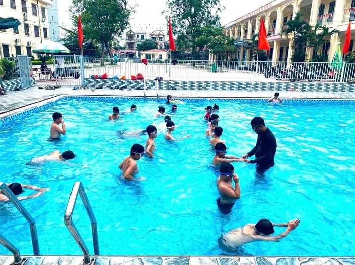 Các lớp phổ cập bơi giúp học sinh trang bị kỹ năng bơi, phòng chống đuối nước trẻ em. Ảnh: PV