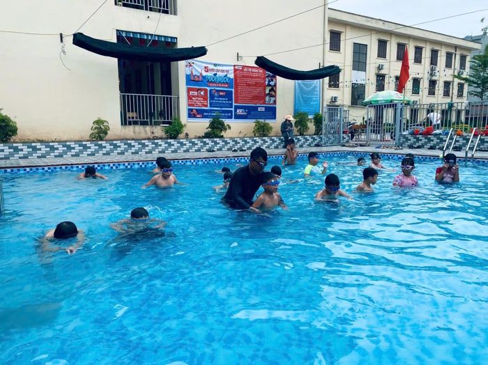 Trung tâm Dịch vụ tổng hợp xã Đại Xuyên tổ chức 4 ca phổ cập bơi mỗi ngày. Ảnh: PV