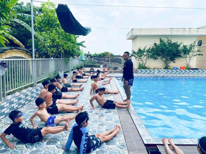 Đông đảo học sinh tham gia học bơi. Ảnh: PV