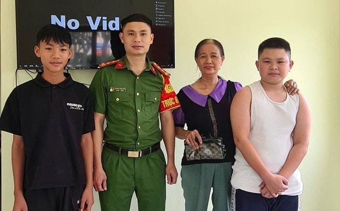 Chị Nguyễn Thị Huệ bày tỏ lời cảm ơn tới Công an xã Bất Bạt và hai cháu nhỏ Phùng Đoài Hiếu và Phùng Xuân Việt. Ảnh: Khương Tuấn