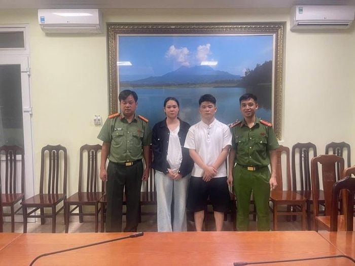 Công an xã Bất Bạt đã hỗ trợ một công dân nước ngoài đi lạc trở về gia đình an toàn. Ảnh: Khương Tuấn
