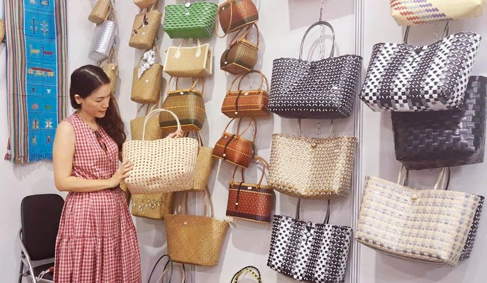 Người tiêu dùng tiếp cận sản phẩm OCOP tại Hội chợ giới thiệu sản phẩm OCOP và làng nghề do Sở Công Thương Hà Nội tổ chức. Ảnh: Hoài Nam