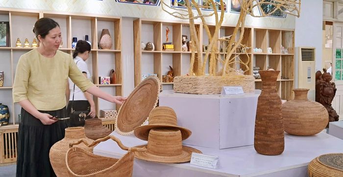 Người tiêu dùng tiếp cận sản phẩm OCOP tại Hội chợ giới thiệu sản phẩm OCOP và làng nghề do Sở Công Thương Hà Nội tổ chức. Ảnh: Hoài Nam