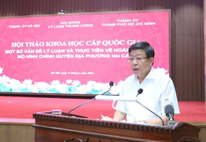 Phó Chủ tịch Thường trực UBND thành phố Hà Nội Dương Đức Tuấn tham luận tại hội thảo. Ảnh: Thanh Hải