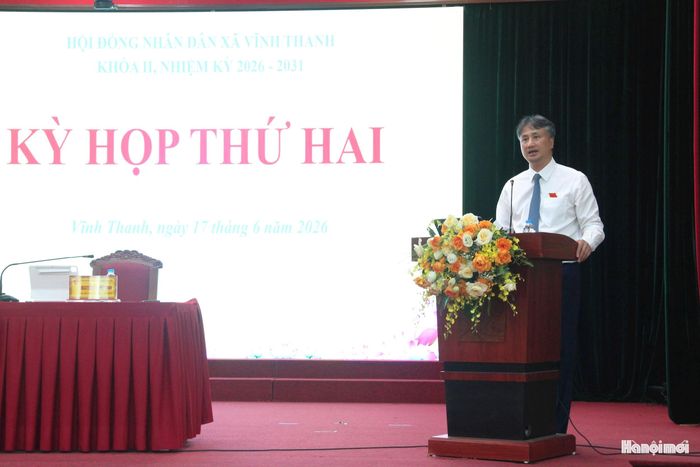 Bí thư Đảng ủy, Chủ tịch HĐND xã Vĩnh Thanh Nguyễn Anh Dũng phát biểu bế mạc kỳ họp. Ảnh: TH