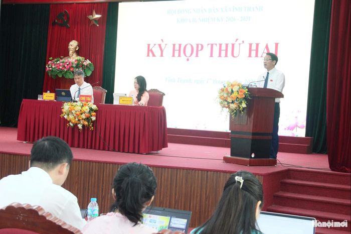 Chủ tịch UBND xã Vĩnh Thanh Nguyễn Quang Đặng tiếp thu ý kiến các tổ đại biểu và giải trình tại kỳ họp. Ảnh: TH