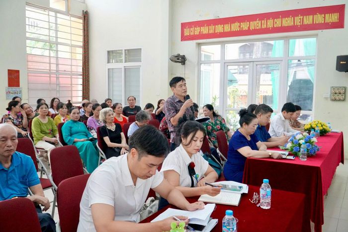 Cử tri nêu kiến nghị tại hội nghị tiếp xúc cử tri của Tổ đại biểu số 5 HĐND phường Thanh Xuân. Ảnh: Tùng Lâm