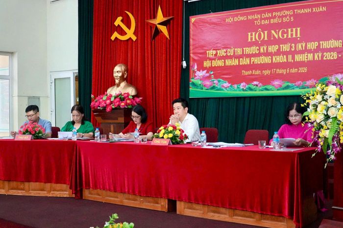 Bí thư Đảng ủy, Chủ tịch HĐND phường Thanh Xuân Nguyễn Huy Cường cùng Tổ đại biểu số 5 tiếp xúc cử tri. Ảnh: Tùng Lâm
