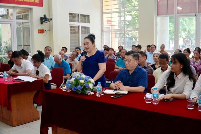 Nhiều kiến nghị dân sinh được cử tri nêu tại hội nghị tiếp xúc cử tri của HĐND phường Thanh Xuân. Ảnh: Tùng Lâm
