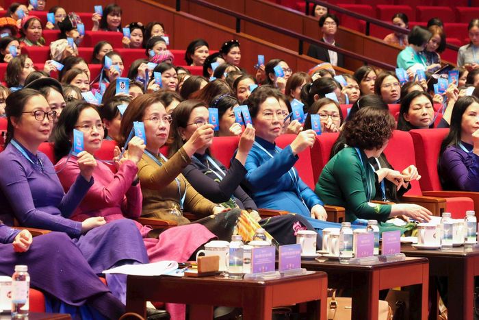 Các đại biểu bầu Đoàn Chủ tịch, Đoàn Thư ký Đại hội và Ban Thẩm tra tư cách đại biểu. Ảnh: Thu Hà