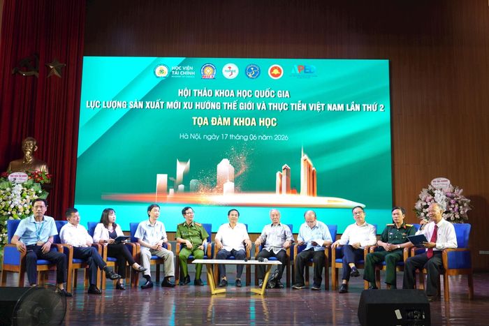 Các nhà khoa học, quản lý trao đổi về lực lượng sản xuất mới. Ảnh: Bình Minh.