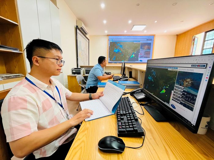 Cán bộ ứng trực tại Văn phòng Chi cục Thủy lợi và Phòng, chống thiên tai Hà Nội. Ảnh: Tùng Nguyễn