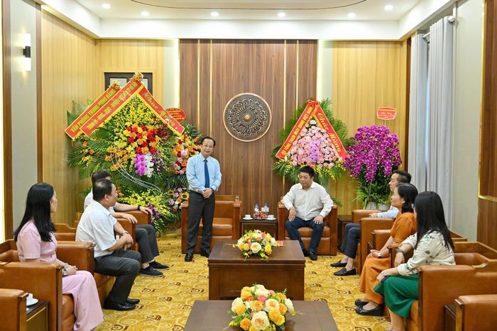 Phó Chủ tịch Thường trực HĐND thành phố Hà Nội cũng đánh giá cao mối quan hệ phối hợp chặt chẽ, hiệu quả giữa Hà Nội và Báo Nhân Dân trong nhiều năm qua. Ảnh: Việt Hà
