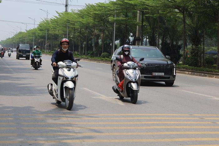 Trưa và chiều 18-6, Hà Nội oi nóng, có nơi nắng nóng. Ảnh: Bảo Châu
