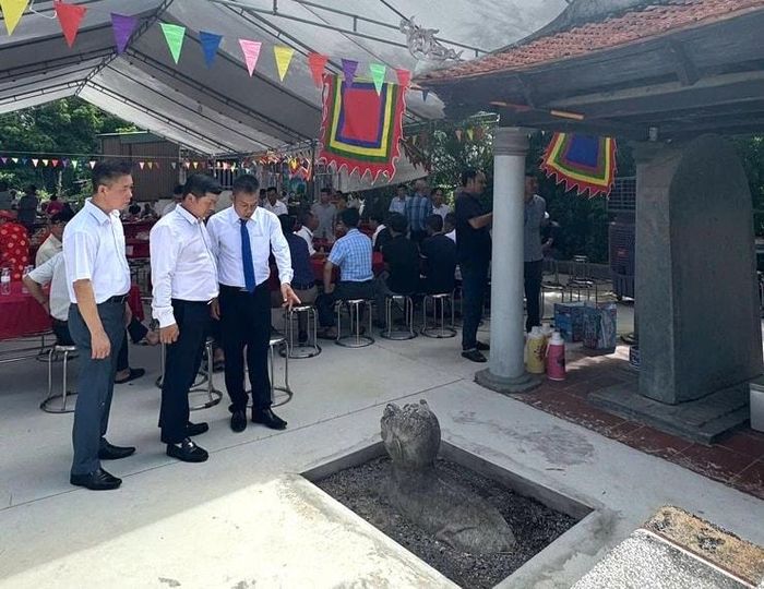 Lãnh đạo xã Dân Hòa dự Lễ kỷ niệm 354 năm ngày mất của Quan Đại vương Đào Quang Nhiêu tại đền thời danh tướng ở thôn Tiên Lữ. Ảnh: DH.