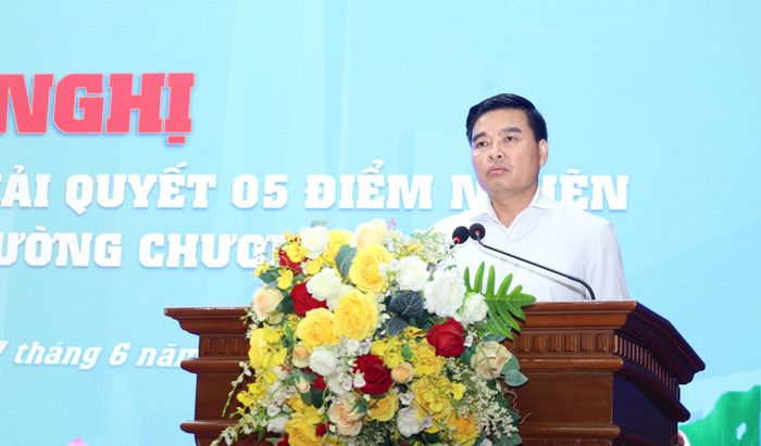 Chủ tịch UBND phường Chương Mỹ Trịnh Duy Oai yêu cầu giám sát chặt chẽ việc thu gom rác thải sinh hoạt hằng ngày. Ảnh: Kim Nhuệ